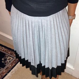 H&M Gray Pleated Skirt Size 6 ‼️😍